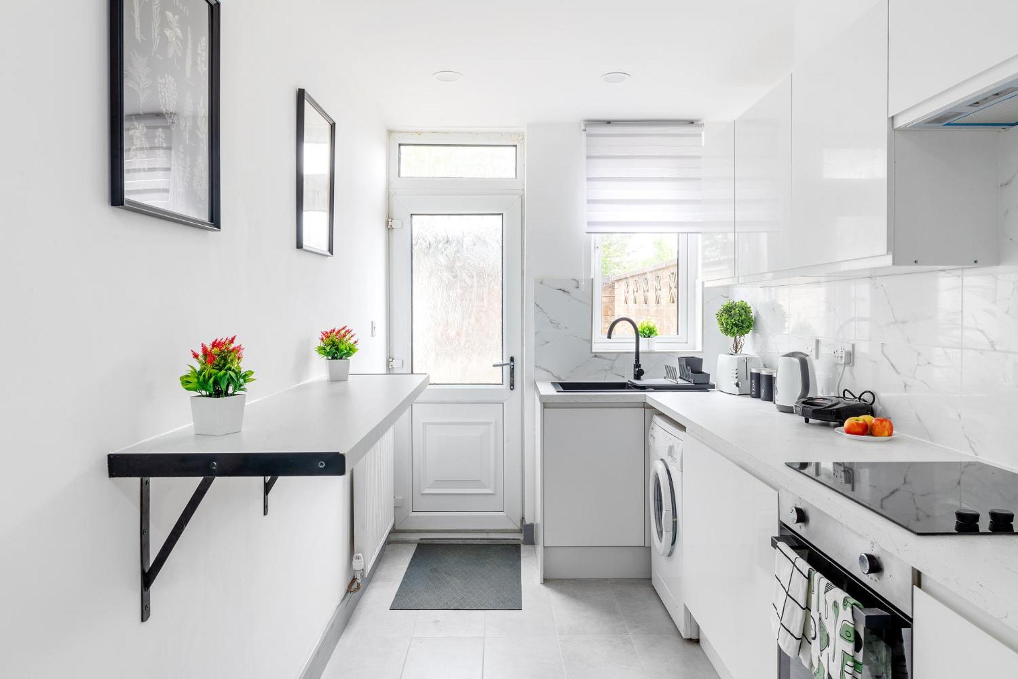 Stanion Luxurious 3 Bedroom Modern House Northamptonshire, Double, Twins, Single, Free Parking, Free Wi-Fi, Pets, Up To 8 Sleeps, 4 Smart Tvs Corby Exterior photo