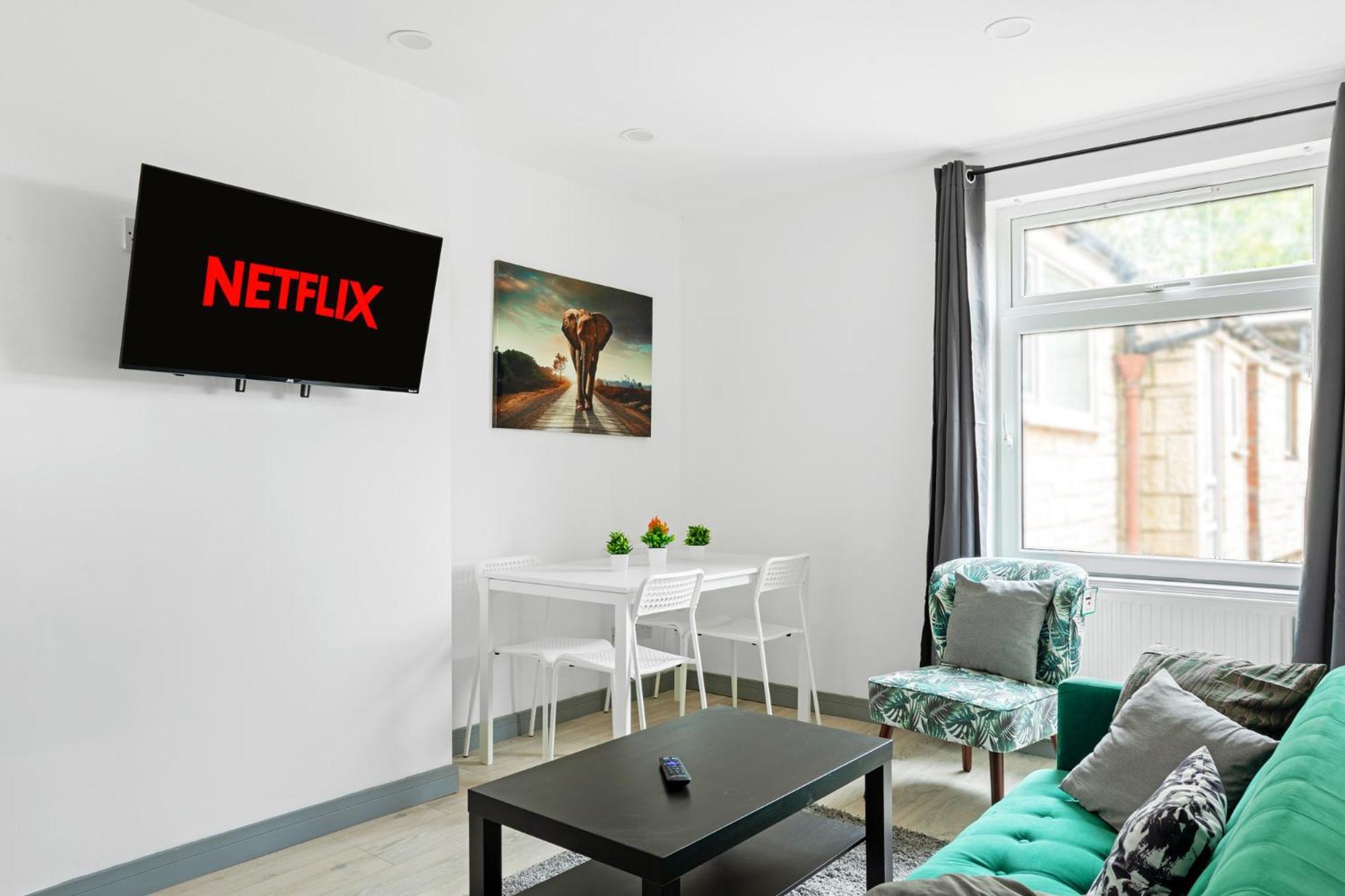 Stanion Luxurious 3 Bedroom Modern House Northamptonshire, Double, Twins, Single, Free Parking, Free Wi-Fi, Pets, Up To 8 Sleeps, 4 Smart Tvs Corby Exterior photo