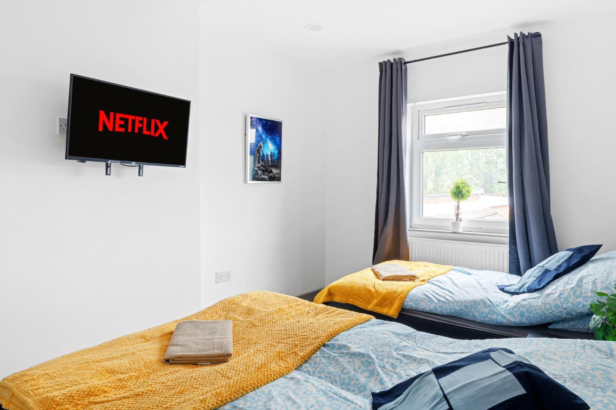 Stanion Luxurious 3 Bedroom Modern House Northamptonshire, Double, Twins, Single, Free Parking, Free Wi-Fi, Pets, Up To 8 Sleeps, 4 Smart Tvs Corby Exterior photo